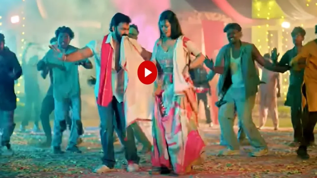 Pawan Singh's staggering song release on Holi, the actress was rubbed and applied to the actress