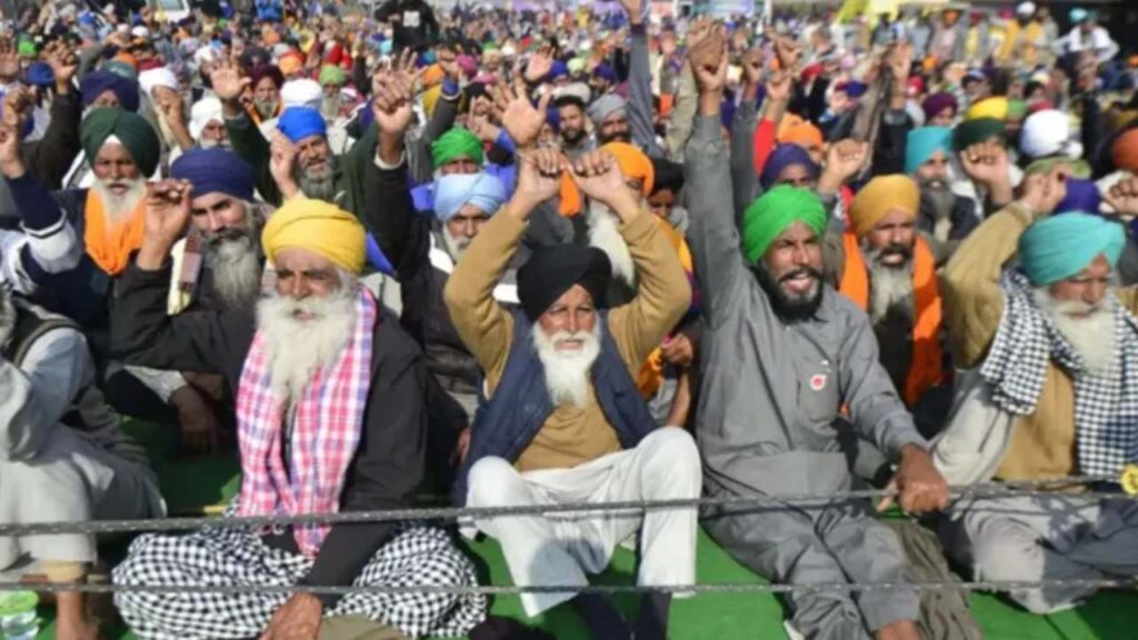 Punjab Farmer Protest | Punjab Farmer Protest News | Punjab News | Punjab Farmer Protest Live News in Hindi | Punjab Farmer Protest News in Hindi | Newstrack | Punjab Farmer Protest: Farmers sitting on a dharna, shouting slogans against the Punjab government on the road when the police stop from the Chandigarh. News Track in Hindi