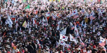 South Korea: Thousands of people took to the streets in side and opposition before the verdict in impeachment case