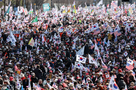 South Korea: Thousands of people took to the streets in side and opposition before the verdict in impeachment case
