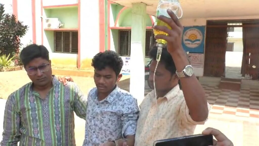 Teacher did not get leave even after getting sick, had to go to school by offering saline - India tv hindi