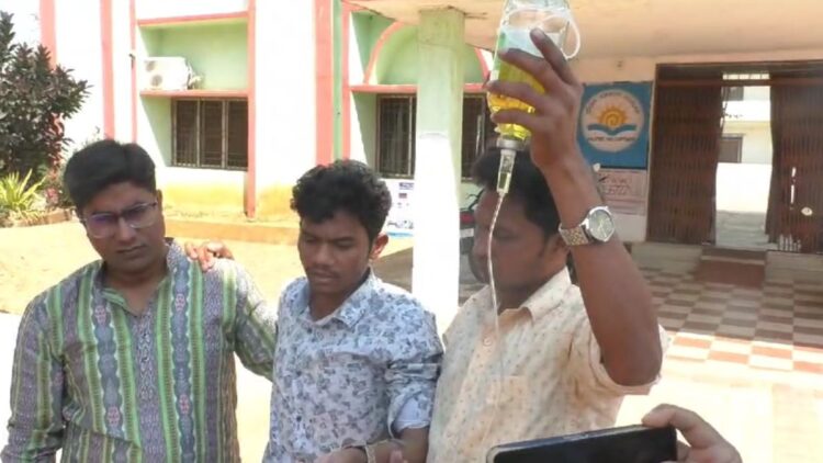Teacher did not get leave even after getting sick, had to go to school by offering saline - India tv hindi