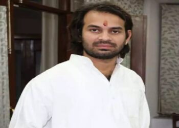 Tej Pratap Yadav Forced Policman in Uniform to Dance: Tej Pratap Yadav forced the policeman wearing a uniform dance, said- If you do not put it, you will be suspended, Tej Pratap Yadav Forced A Policman in UNIFORM to DANCE and IF you do not dan You will be suspended