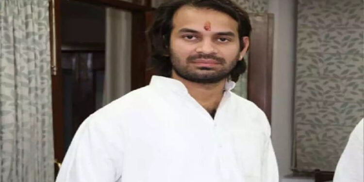 Tej Pratap Yadav Forced Policman in Uniform to Dance: Tej Pratap Yadav forced the policeman wearing a uniform dance, said- If you do not put it, you will be suspended, Tej Pratap Yadav Forced A Policman in UNIFORM to DANCE and IF you do not dan You will be suspended