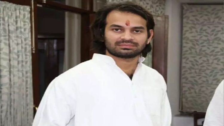Tej Pratap Yadav Forced Policman in Uniform to Dance: Tej Pratap Yadav forced the policeman wearing a uniform dance, said- If you do not put it, you will be suspended, Tej Pratap Yadav Forced A Policman in UNIFORM to DANCE and IF you do not dan You will be suspended