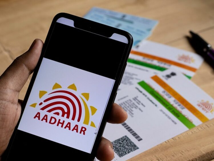 घर बैठे आधार कार्ड में मोबाइल नंबर कैसे अपडेट करें, ये रही आसान प्रोसेस