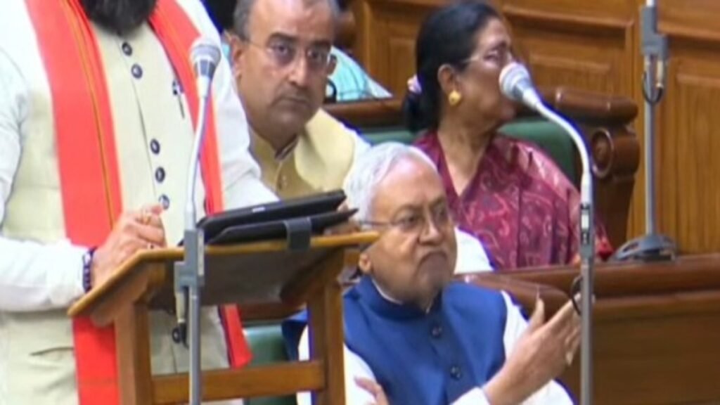 VIDEO: Bihar CM Nitish again showed a unique style, now gesture to Tejashwi? - India tv hindi