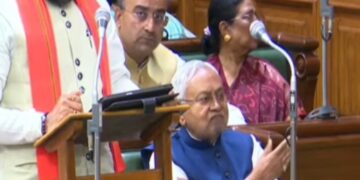 VIDEO: Bihar CM Nitish again showed a unique style, now gesture to Tejashwi? - India tv hindi
