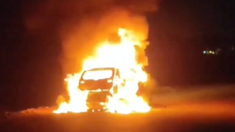 VIDEO: Suddenly the flames arose from the car stopped at NH, the person sitting inside dies - India tv hindi