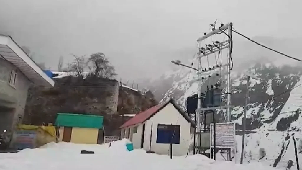 Weather Update: Snowfall happening in hilly states due to fresh western disturbance, know whether the weather will turn in your state or not?
