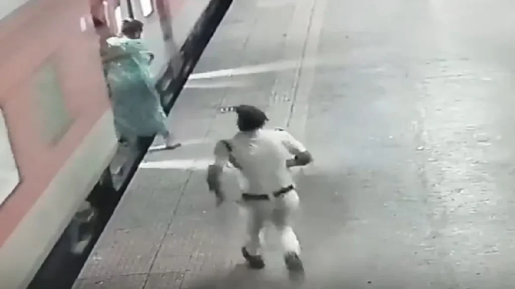 Woman Escapes Death: Woman fell while getting off the moving train at Borivali railway station in Mumbai, RPF employee ran and saved his life, see CCTV Video, Look CCTV Video How Woman Escapes Death Due to RPF Staff in Borivali Railway Station in Mumbai