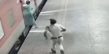 Woman Escapes Death: Woman fell while getting off the moving train at Borivali railway station in Mumbai, RPF employee ran and saved his life, see CCTV Video, Look CCTV Video How Woman Escapes Death Due to RPF Staff in Borivali Railway Station in Mumbai