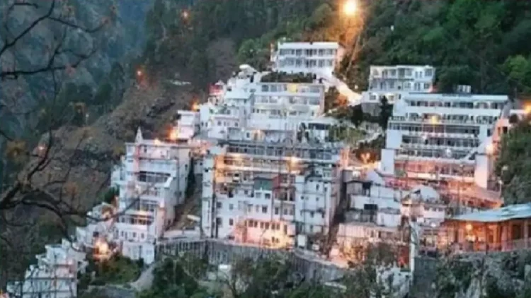 Woman with pistol arrested in Vaishno Devi Shrine: Mata Vaishno Devi temple reached the temple building with a pistol, told herself to tell herself, Delhi Police employee, Woman having pistol arrested in vaishno devi shrine claims she is in Delhi Police