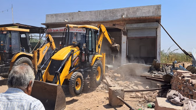 Yellow paw on illegal encroachment in village Keru in Jodhpur, 27 paved shops demolished