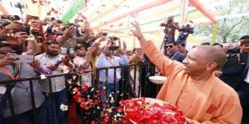 Yogi Adityanath at Barsana: Yogi Adityanath played flowers in Barsana, said- Now Brajbhoomi Mathura's Bari, Yogi Adityanath Played Holi with Flowers in Barsana, said- Now it is the turn of brijbhoomi mathura