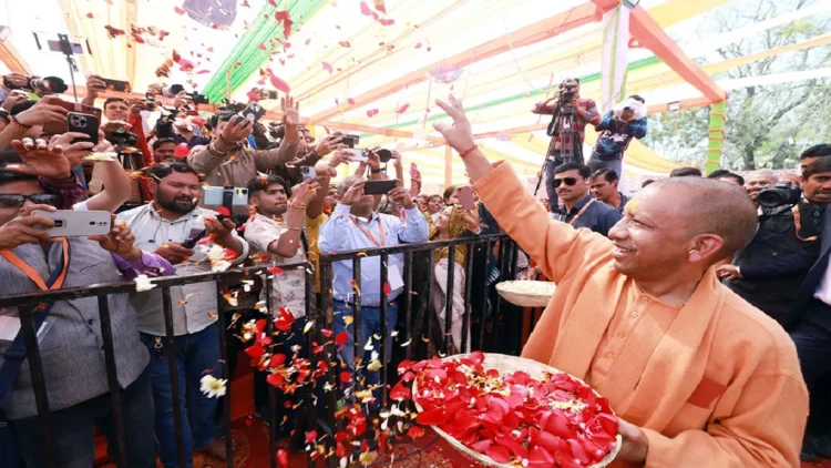 Yogi Adityanath at Barsana: Yogi Adityanath played flowers in Barsana, said- Now Brajbhoomi Mathura's Bari, Yogi Adityanath Played Holi with Flowers in Barsana, said- Now it is the turn of brijbhoomi mathura
