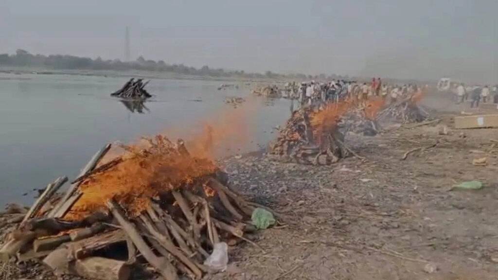 18 pyre burnt in Dewas, the whole village cried on the ghat, the firecracker went to the factory blast