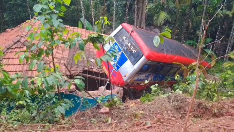 A terrible accident in Karnataka, bus climbed on the roof of the house, many passengers injured; Watch video - India tv hindi