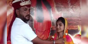 After rejecting the relationship of a government teacher, the servant who works at the shop holds his hand, marriage in Delhi