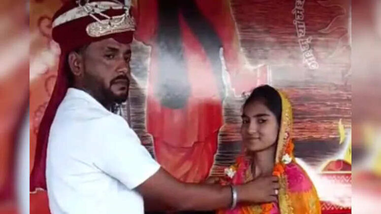 After rejecting the relationship of a government teacher, the servant who works at the shop holds his hand, marriage in Delhi