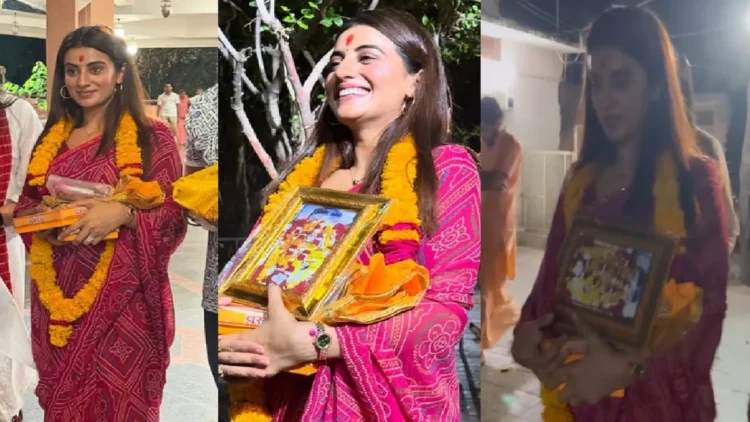 Akshara Singh arrived to see Mother in Fagania pink saree, actress standing in line with prasad in her hands