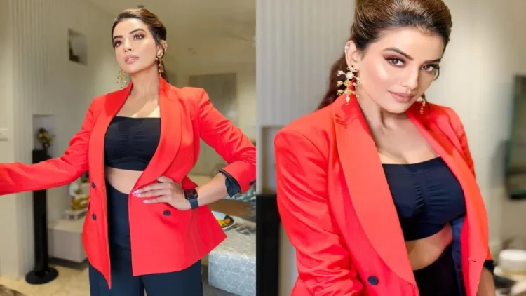 Akshara's killer look in tube top, Apsara with big shiny earrings