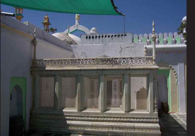 Aurangzeb tomb dispute: another agenda of polarization