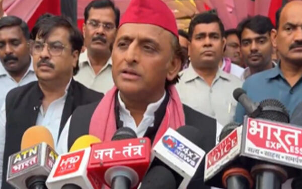 BJP government has two achievements 'Pakoda' and 'fugitive': Akhilesh Yadav tightened