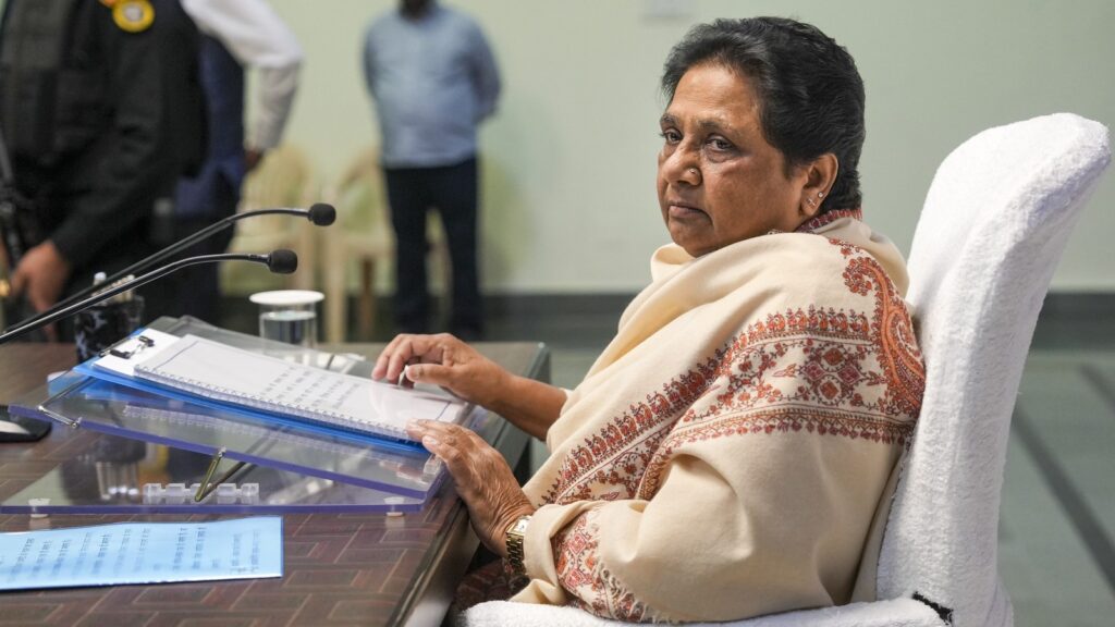 BSP Chief Mayawati Against BJP | Akash Anand Security Taking Back | UP Politics | Mayawati is doing BJP's mind, big action on rebellion! , News Track in Hindi