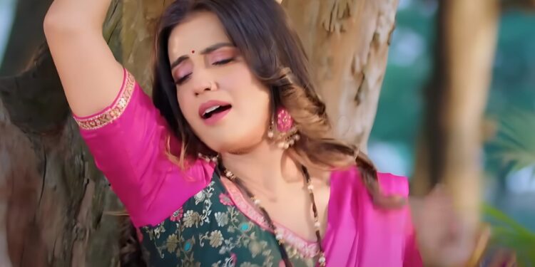 Bhojpuri Song: कनबलिया से धक्का Akshara Singh का धमाकेदार लोकगीत