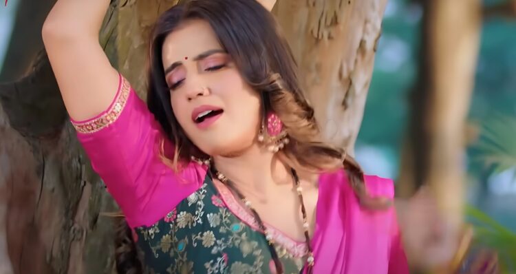 Bhojpuri Song: कनबलिया से धक्का Akshara Singh का धमाकेदार लोकगीत