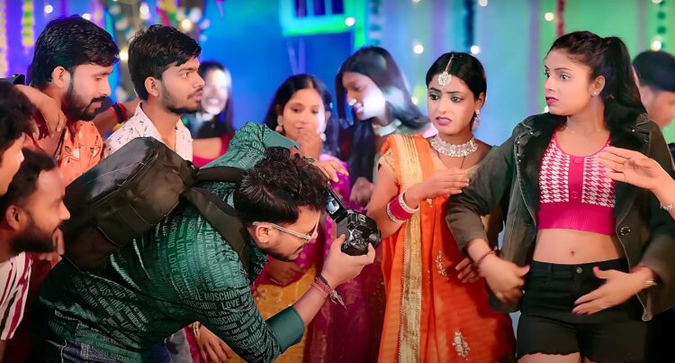 Bhojpuri Song: फोटो खींचे वाला Pramod Premi Yadav और Shivani Singh का नया हिट भोजपुरी गाना