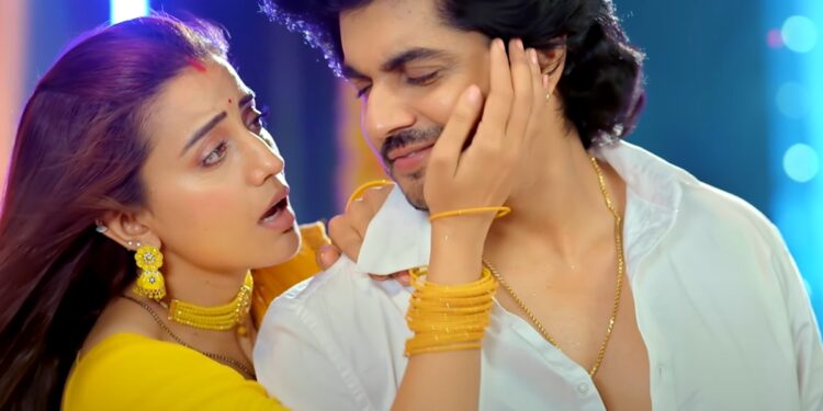 Bhojpuri Song: बनारस की साड़ियों में बसी मोहब्बत की कहानी सड़िया बनारसिया में Akshara Singh का दिल छू लेने वाला अंदाज़