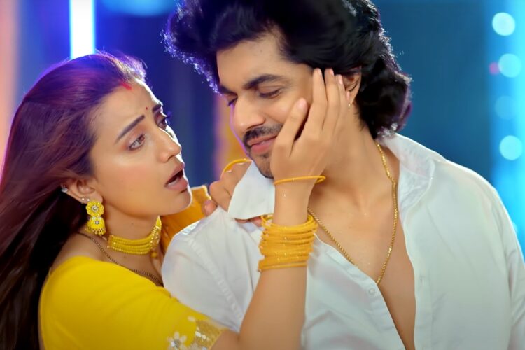Bhojpuri Song: बनारस की साड़ियों में बसी मोहब्बत की कहानी सड़िया बनारसिया में Akshara Singh का दिल छू लेने वाला अंदाज़