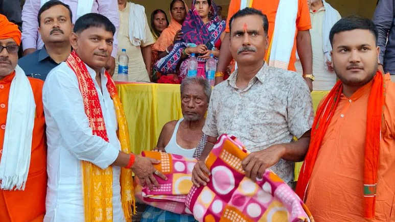 Bihar minister criticized for distributing blankets in 40 degrees heat