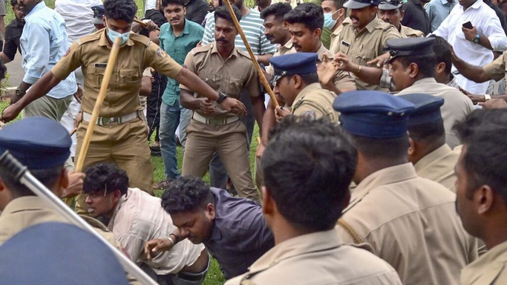 Blood in student union elections in Kerala University, there was a lot of ruckus between student organizations - India tv hindi