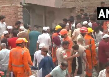 Building collapses in Mustafabad, Delhi, 4 people killed, 8-10 people still feared to be stranded