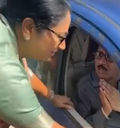 गायों को देख सीएम रेखा गुप्ता ने रोका काफिला, कार चालक के पास पहुंची और की भावुक अपील