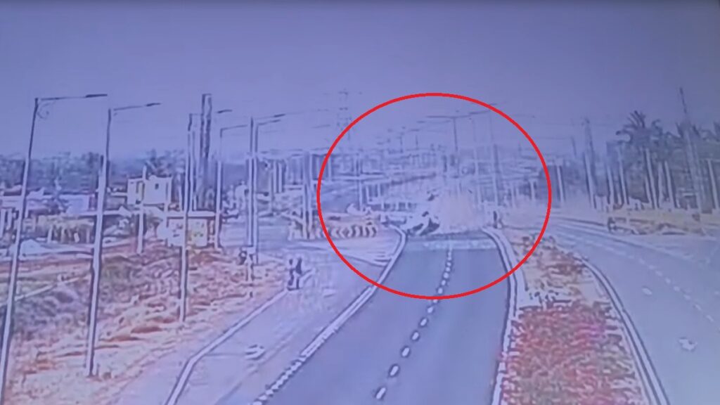 Car overturned 15 times on the highway, bodies bouncing in the air; CCTV footage of the accident will give souls