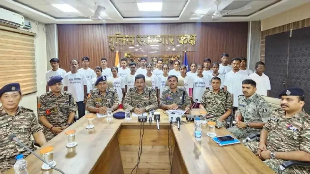 Chhattisgarh Anti Naxal Campaign: 33 Naxalites surrendered in Sukma, 22 notorious Naxalites arrested in Bijapur, Badsetti Panchayat completely Naxalite, 33 naxalites surrendered in sukma, 22 notorious notorious notorious notorious notorious in Bijapur