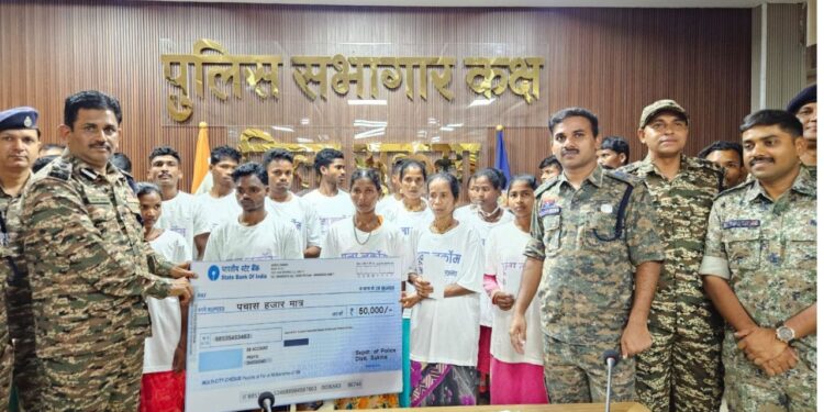 Chhattisgarh Naxalites surrender | 33 Naxalites surrender in Chhattisgarh | Chhattisgarh Sukma Naxalites surrender news | Naxalites Chhattisgarh | Chhattisgarh News | Chhattisgarh Breaking News | Hindi Latest News | , Chhattisgarh: 33 Naxalites surrendered in front of security forces in Sukma district, prize money was worth lakhs of rupees. News Track in Hindi