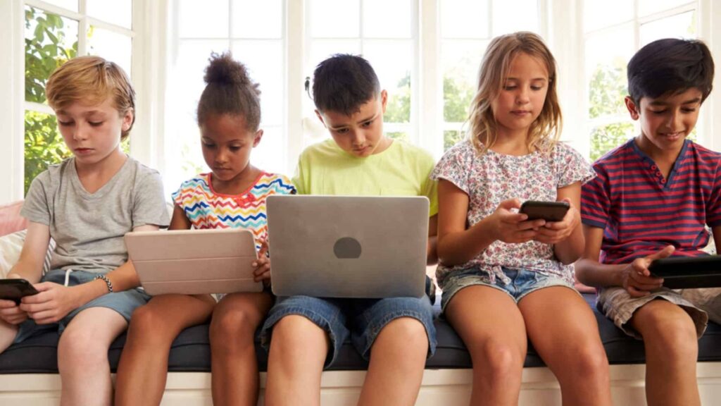 Children can have these eyes problems due to blue light of mobile screen, know CAS - India tv hindi