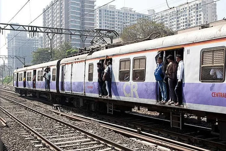 Criminals in Bihar are fearless, if the bag is not found, then the girl was pushed by a moving train, the police also careless