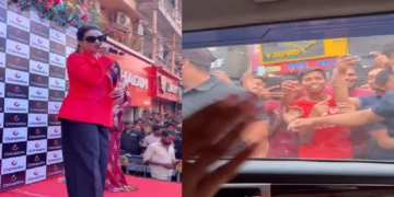 Crowds gathered in Akshara Singh's live show, fans craving to see a glimpse