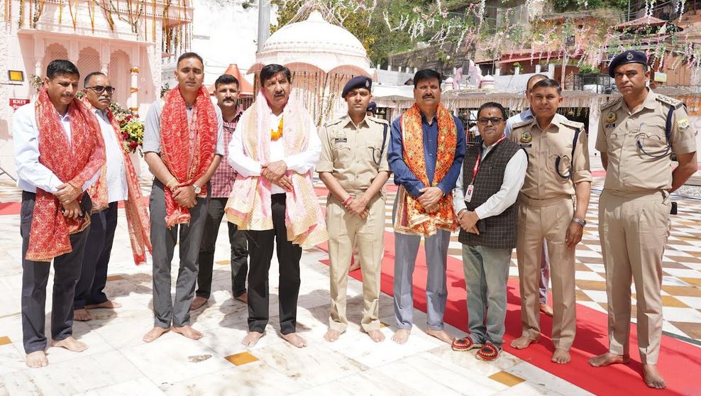 Deputy Chief Minister Mukesh Aginhotri gave head in Jwalamukhi temple