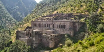 Do not forget to go alone and go to this mashly fort of Rajasthan or else it will be difficult to come, watch this scary video