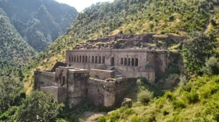 Do not forget to go alone and go to this mashly fort of Rajasthan or else it will be difficult to come, watch this scary video