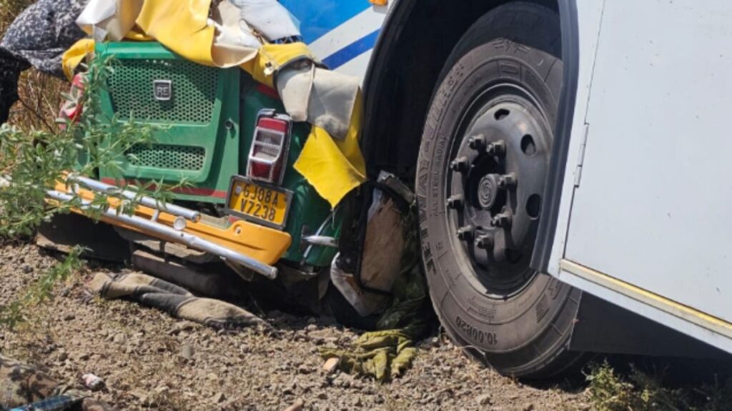 Fierce collision between bus and autorickshaw in Gujarat, 6 people including driver on the spot broke up - India tv hindi