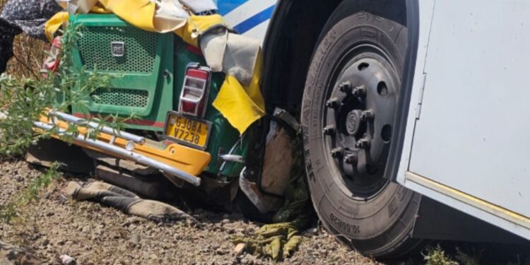 Fierce collision between bus and autorickshaw in Gujarat, 6 people including driver on the spot broke up - India tv hindi
