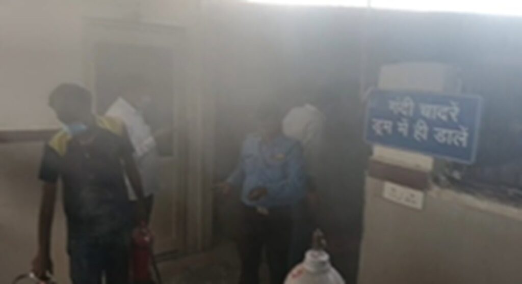Fire in hospital, death due to oxygen mask descending while removing the patient